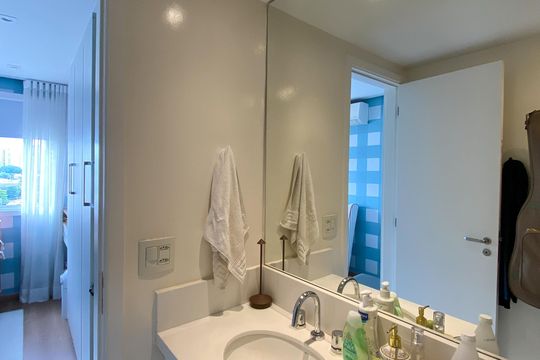 Venda de apartamento mobiliado no Brooklin, com 2 quartos e varanda. — Banheiro da Suíte 2