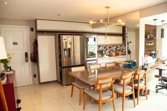 Venda de apartamento mobiliado no Brooklin, com 2 quartos e varanda. — Sala