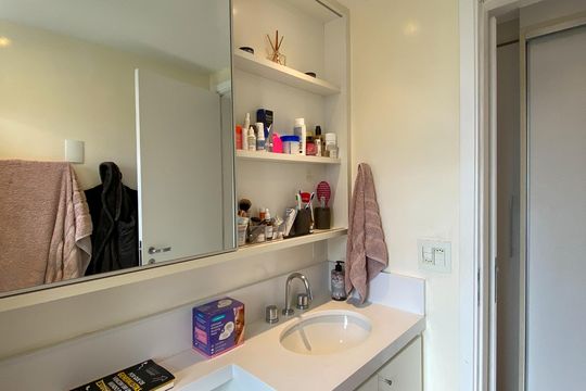 Venda de apartamento mobiliado no Brooklin, com 2 quartos e varanda. — Banheiro da Suíte