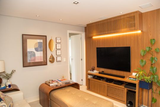 Venda de apartamento mobiliado no Brooklin, com 2 quartos e varanda. — Sala