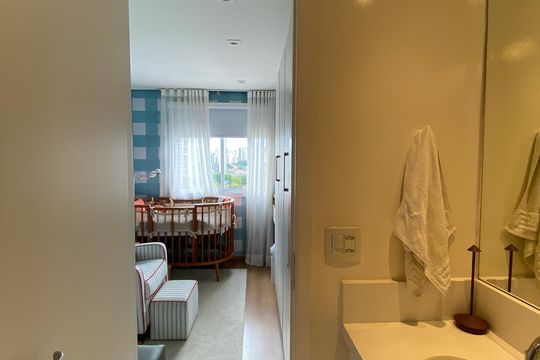 Venda de apartamento mobiliado no Brooklin, com 2 quartos e varanda. — Banheiro da Suíte 2