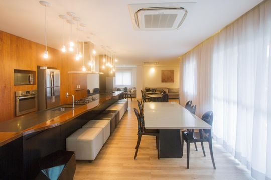 Venda de apartamento mobiliado no Brooklin, com 2 quartos e varanda. — Salão de Festas