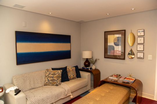 Venda de apartamento mobiliado no Brooklin, com 2 quartos e varanda. — Sala