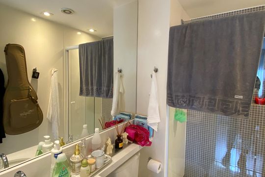 Venda de apartamento mobiliado no Brooklin, com 2 quartos e varanda. — Banheiro da Suíte 2