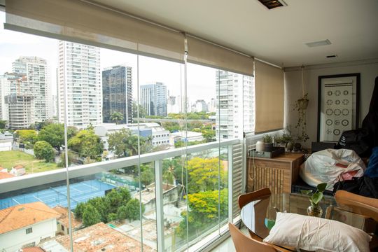 Venda de apartamento mobiliado no Brooklin, com 2 quartos e varanda. — Varanda gourmet