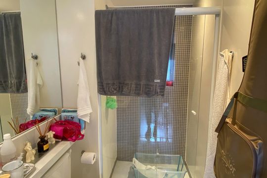 Venda de apartamento mobiliado no Brooklin, com 2 quartos e varanda. — Banheiro da Suíte 2