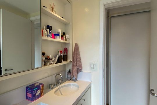 Venda de apartamento mobiliado no Brooklin, com 2 quartos e varanda. — Banheiro da Suíte