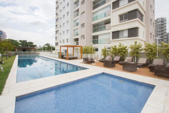 Venda de apartamento mobiliado no Brooklin, com 2 quartos e varanda. — Piscina