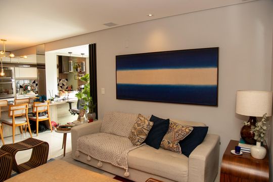 Venda de apartamento mobiliado no Brooklin, com 2 quartos e varanda. — Sala