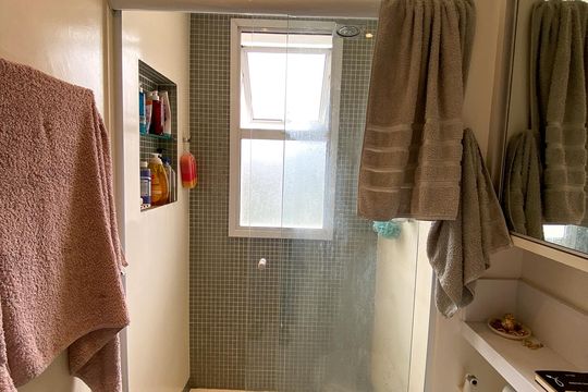 Venda de apartamento mobiliado no Brooklin, com 2 quartos e varanda. — Banheiro da Suíte