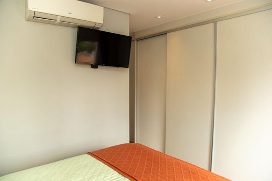 Venda de apartamento mobiliado no Brooklin, com 2 quartos e varanda. — Quarto Suíte