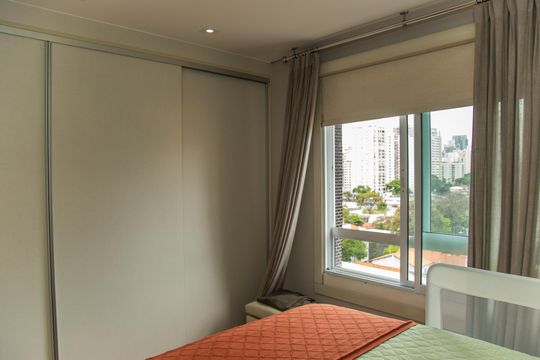 Venda de apartamento mobiliado no Brooklin, com 2 quartos e varanda. — Quarto Suíte