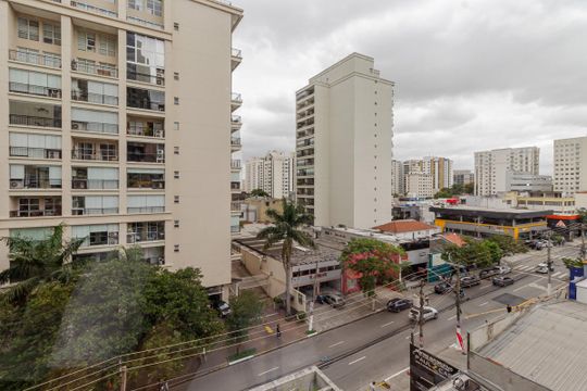 Apartamento em Moema para compra: 3 suítes, closet, churrasqueira, pets permitidos. — Sala