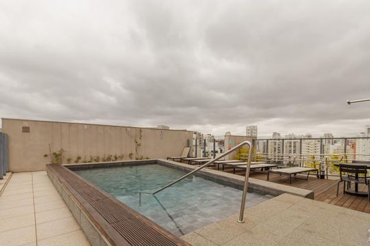 Apartamento em Moema para compra: 3 suítes, closet, churrasqueira, pets permitidos. — Área comum - Piscina