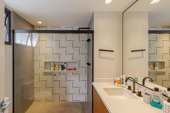 Apartamento em Moema para compra: 3 suítes, closet, churrasqueira, pets permitidos. — Banheiro da Suíte 1