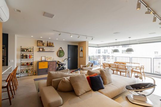 Apartamento em Moema para compra: 3 suítes, closet, churrasqueira, pets permitidos. — Sala