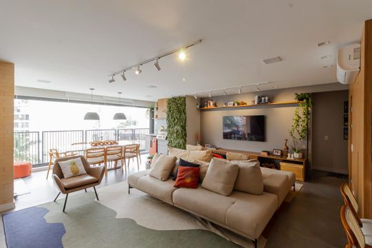 Apartamento em Moema para compra: 3 suítes, closet, churrasqueira, pets permitidos.