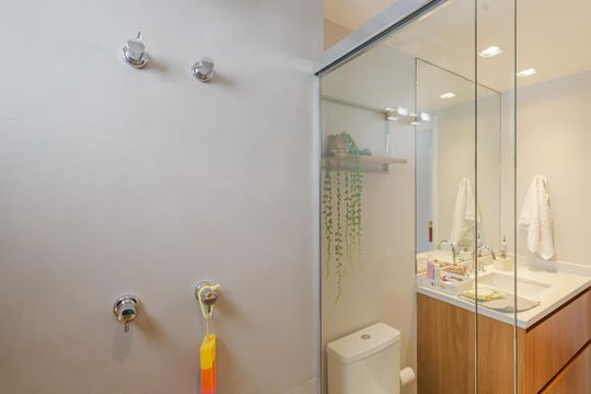 Apartamento em Moema para compra: 3 suítes, closet, churrasqueira, pets permitidos. — Banheiro da Suíte 2