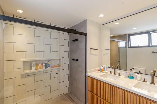 Apartamento em Moema para compra: 3 suítes, closet, churrasqueira, pets permitidos. — Banheiro da Suíte 1