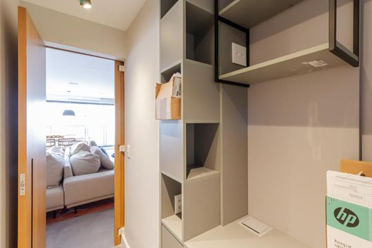 Apartamento em Moema para compra: 3 suítes, closet, churrasqueira, pets permitidos. — Escritório