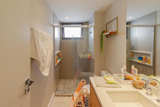 Apartamento em Moema para compra: 3 suítes, closet, churrasqueira, pets permitidos. — Banheiro da Suíte 2