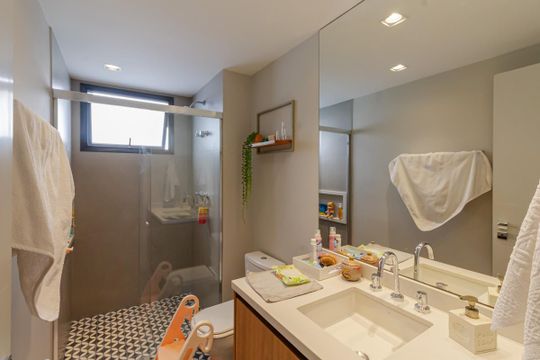 Apartamento em Moema para compra: 3 suítes, closet, churrasqueira, pets permitidos. — Banheiro da Suíte 2