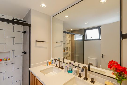 Apartamento em Moema para compra: 3 suítes, closet, churrasqueira, pets permitidos. — Banheiro da Suíte 1