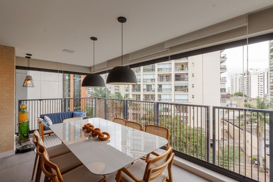 Apartamento em Moema para compra: 3 suítes, closet, churrasqueira, pets permitidos. — Sala