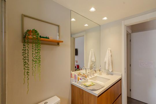 Apartamento em Moema para compra: 3 suítes, closet, churrasqueira, pets permitidos. — Banheiro da Suíte 2