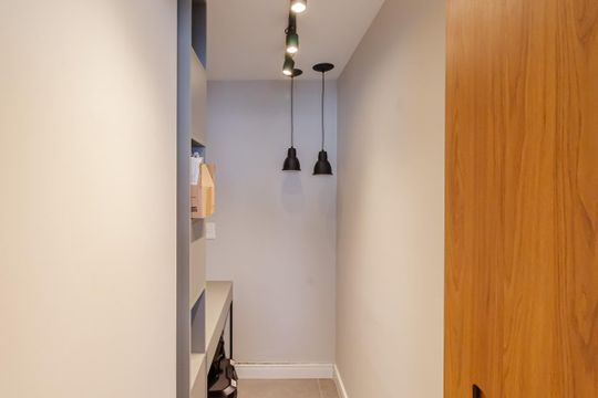 Apartamento em Moema para compra: 3 suítes, closet, churrasqueira, pets permitidos. — Escritório