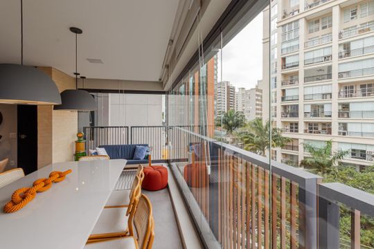 Apartamento em Moema para compra: 3 suítes, closet, churrasqueira, pets permitidos. — Sala