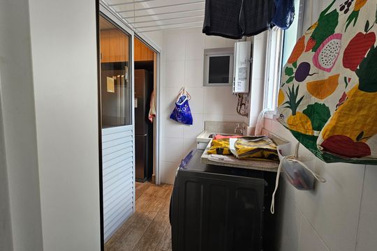Apartamento mobiliado com 2 quartos, 1 suíte e piscina no condomínio, pronto para comprar. — Área de Serviço
