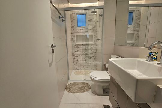 Apartamento mobiliado com 2 quartos, 1 suíte e piscina no condomínio, pronto para comprar. — Banheiro 1