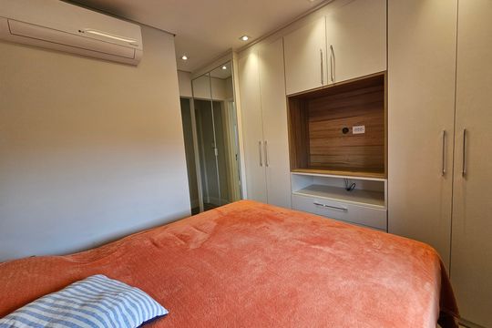 Apartamento mobiliado com 2 quartos, 1 suíte e piscina no condomínio, pronto para comprar. — Suite