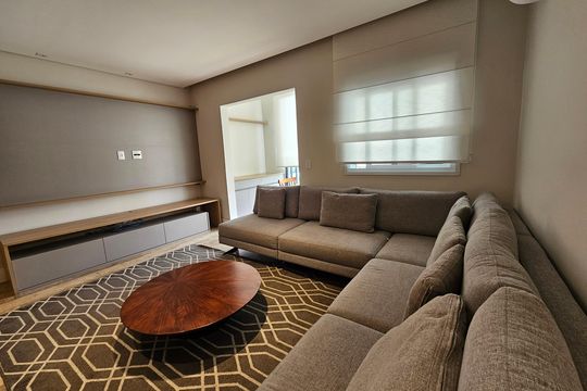 Apartamento mobiliado com 2 quartos, 1 suíte e piscina no condomínio, pronto para comprar. — Sala