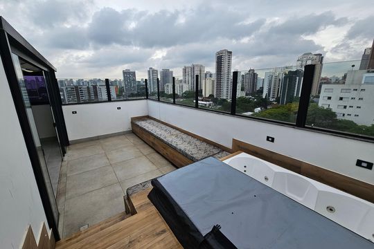 Apartamento mobiliado com 2 quartos, 1 suíte e piscina no condomínio, pronto para comprar. — Jacuzzi