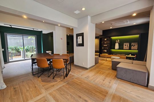 Apartamento mobiliado com 2 quartos, 1 suíte e piscina no condomínio, pronto para comprar. — Sala de Jogos