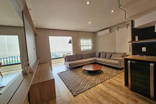 Apartamento mobiliado com 2 quartos, 1 suíte e piscina no condomínio, pronto para comprar. — Sala