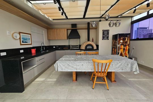 Apartamento mobiliado com 2 quartos, 1 suíte e piscina no condomínio, pronto para comprar. — Churrasqueira