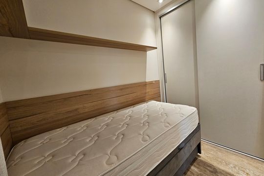Apartamento mobiliado com 2 quartos, 1 suíte e piscina no condomínio, pronto para comprar. — Quarto