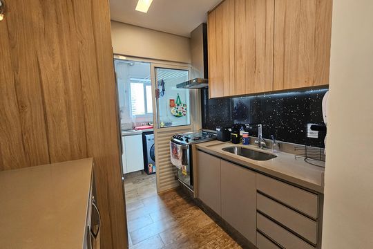 Apartamento mobiliado com 2 quartos, 1 suíte e piscina no condomínio, pronto para comprar. — foto 35