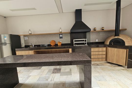 Apartamento mobiliado com 2 quartos, 1 suíte e piscina no condomínio, pronto para comprar. — Área comum - Churrasqueira