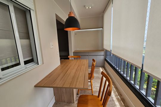 Apartamento mobiliado com 2 quartos, 1 suíte e piscina no condomínio, pronto para comprar. — Sacada