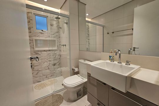 Apartamento mobiliado com 2 quartos, 1 suíte e piscina no condomínio, pronto para comprar. — Banheiro 1