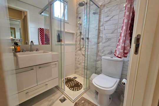 Apartamento mobiliado com 2 quartos, 1 suíte e piscina no condomínio, pronto para comprar. — Banheiro da Suíte