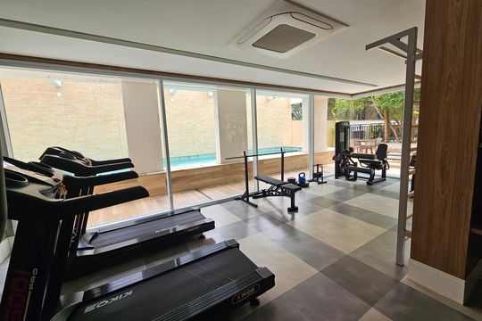 Apartamento mobiliado com 2 quartos, 1 suíte e piscina no condomínio, pronto para comprar. — Academia