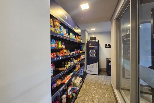 Apartamento mobiliado com 2 quartos, 1 suíte e piscina no condomínio, pronto para comprar. — Mercado