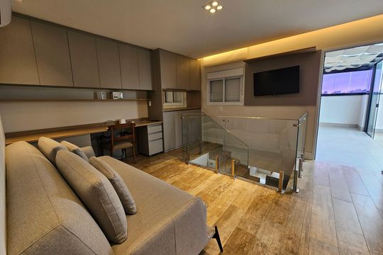 Apartamento mobiliado com 2 quartos, 1 suíte e piscina no condomínio, pronto para comprar. — Sala 2
