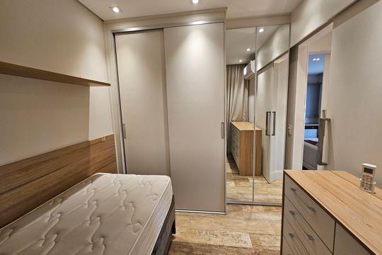 Apartamento mobiliado com 2 quartos, 1 suíte e piscina no condomínio, pronto para comprar. — Quarto
