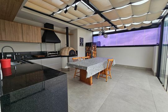 Apartamento mobiliado com 2 quartos, 1 suíte e piscina no condomínio, pronto para comprar. — Churrasqueira